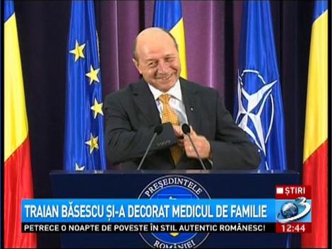 Traian Băsescu şi-a decorat medicul de familie