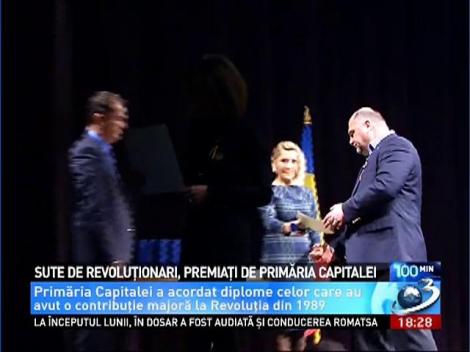 Sute de revoluţionari, premiaţi de Primăria Capitalei