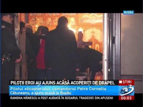 Lum&acirc;nări şi lacrimi pentru pilotul şi copilotul elicopterului prăbuşit