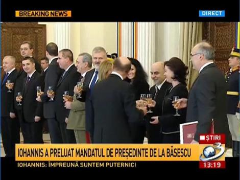 Traian Băsescu i-a &icirc;nm&acirc;nat preşedintelui Klaus Iohannis Ordinul Steaua Rom&acirc;niei &icirc;n grad de Colan, cel mai &icirc;nalt titlu naţional