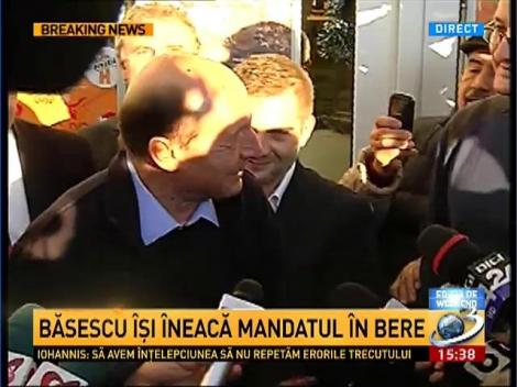 Traian Băsescu &icirc;şi &icirc;neacă mandatul &icirc;n bere
