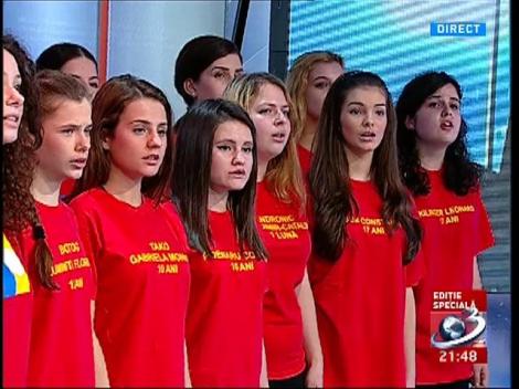 Imnul Rom&acirc;niei, c&acirc;ntat la 25 de ani la Revoluţie, pentru cei 34 de copii care au murit