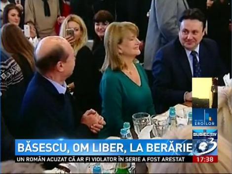 Băsescu, om liber, la berărie