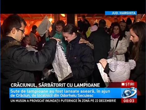 Sute de lampione au luminat cerul în Odorheiul Secuiesc