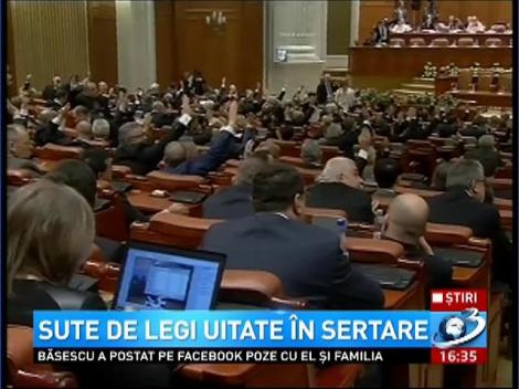 Senatorii şi deputaţii au plecat, &icirc;ncă de luni &icirc;n vacanţă