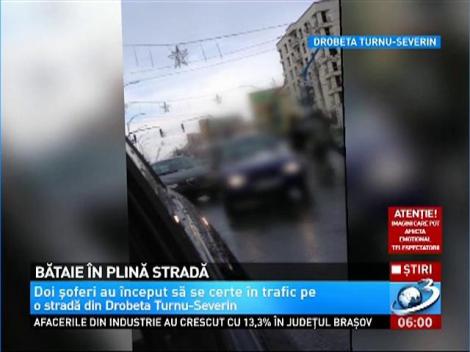 Bătaie în plină stradă! Atenţie, imagini ce vă pot afecta emoţional