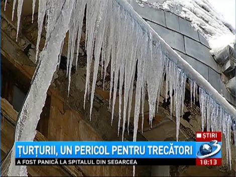 Ţurţurii, un pericol pentru trecători