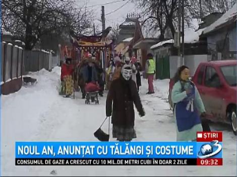 Noul an, anunţat cu tălăngi, măşti şi costume