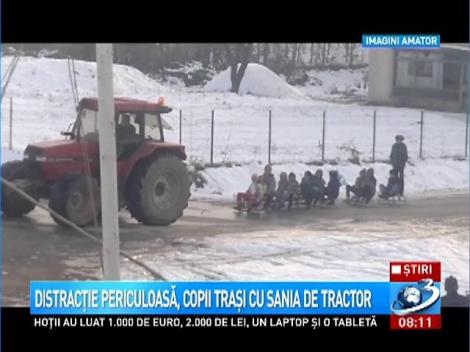 Distracţie periculoasă: Sănii trase de un tractor pe străzile unei localităţi din Mehedinţi