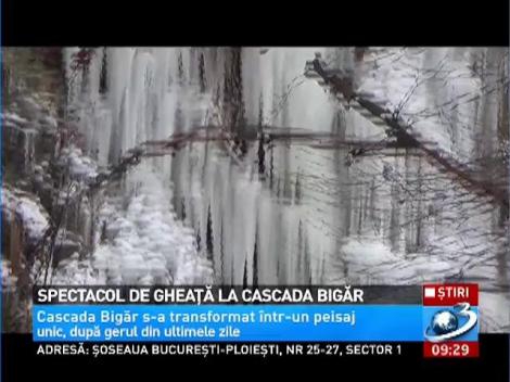 Spectacol de gheaţă la cascada Bigăr