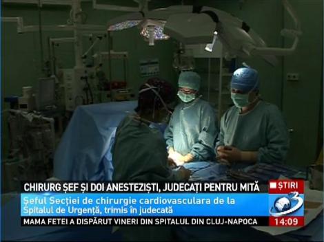 Chirurg şef şi doi anestezişti, judecaţi pentru luare de mită