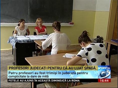 Profesori judecaţi pentru că au luat şpagă