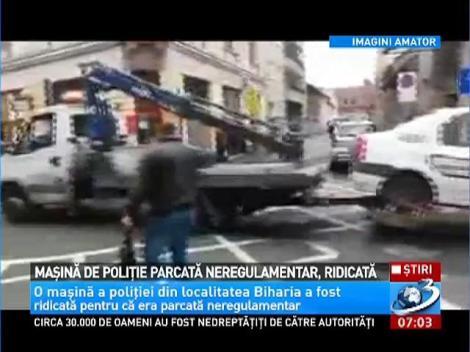 Mașină de poliție parcată neregulamentar, ridicată