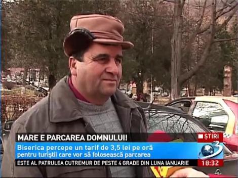 Preoţii din Parohia Bran s-au făcut parcangii. Contra sumei de 3,5 lei pe oră, turiştii &icirc;şi pot lăsa maşinile &icirc;ntr-o parcare din centrul staţiunii