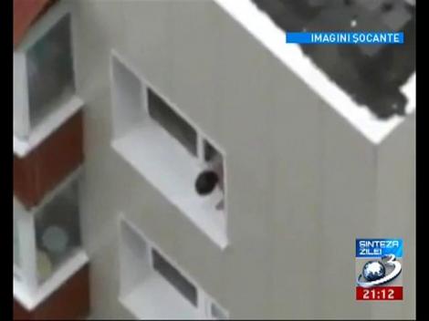 Sinteza Zilei: Imagini şocante cu un bebeluş care a fost la un pas să cadă &icirc;n gol