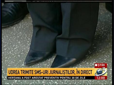 Udrea trimite sms-uri jurnaliştilor, &icirc;n direct
