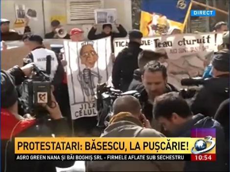 Băsescu a ajuns la Parchet. Fostul preşedinte, huiduit: Băsescu, la puşcărie!