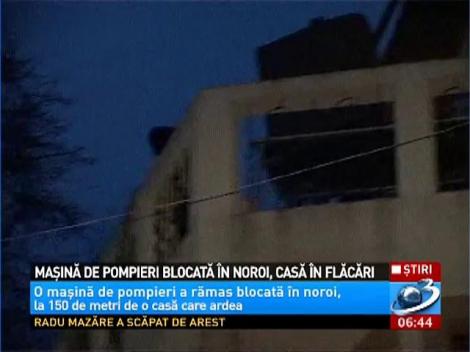 Maşină de pompieri blocată în noroi