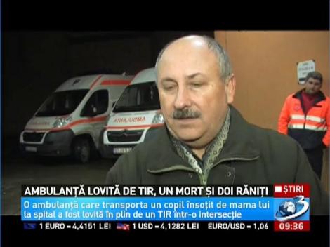 Ambulanţă lovită de TIR, un mort şi doi răniţi