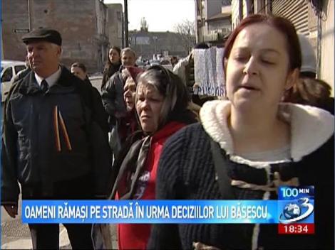 Oameni rămaşi pe stradă în urma deciziilor lui Băsescu