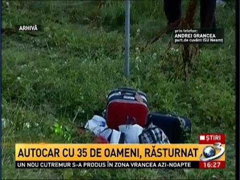 Un autocar &icirc;n care se aflau 35 de persoane s-a răsturnat