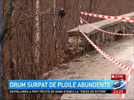 Sibiu: O bucată dintr-un drum judeţean s-a surpat din cauza ploilor abundente