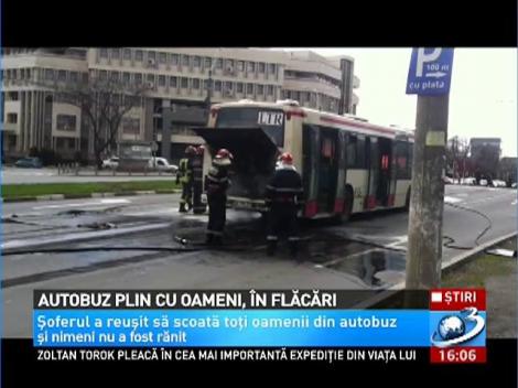 Autobuz plin cu oameni, în flăcări