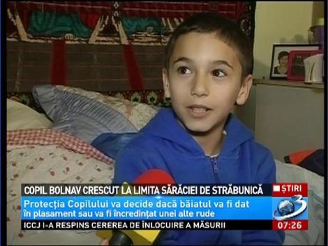 Copil bolnav, crescut la limita sărăciei de străbunică