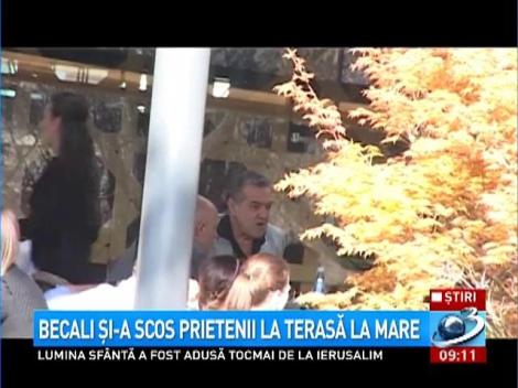 Becali şi-a scos prietenii la terasă la mare