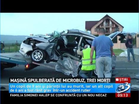 Maşină spulberată de microbuz, 3 morţi