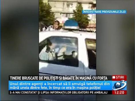 Tinere bruscate de poliţişti şi băgate &icirc;n maşină cu forţa