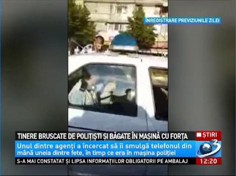 Tinere bruscate de poliţişti şi băgate în maşină cu forţa