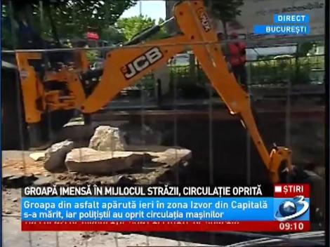 Bucureşti. Groapă imensă în mijlocul străzii, circulaţie oprită