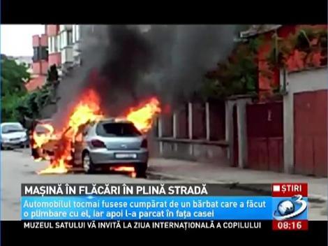 Mașină &icirc;n flăcări &icirc;n plină stradă