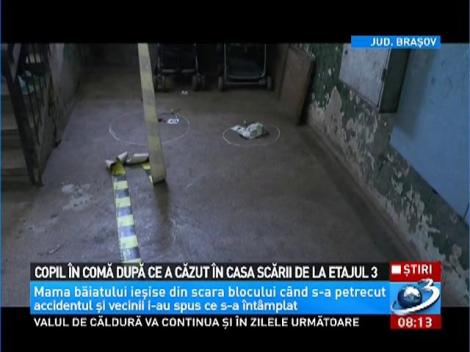 Copil &icirc;n comă după ce a căzut &icirc;n casa scării de la etajul 3