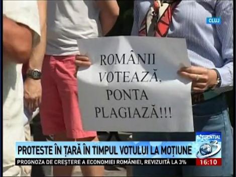 Proteste &icirc;n ţară &icirc;n timpul votului la moţiune