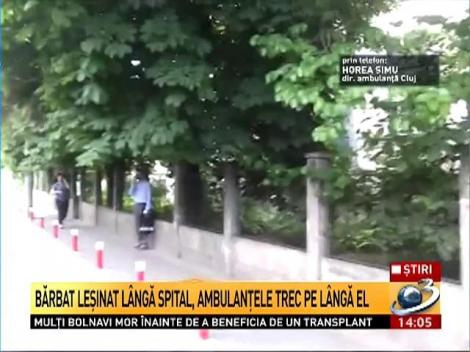 Bărbat leşinat lângă spital, ambulanţele trec pe lângă el