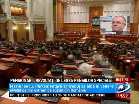 Pensionarii, revoltaţi de pensiile speciale