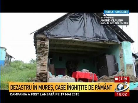 Dezastru &icirc;n Mureş, case &icirc;nghiţite de păm&acirc;nt