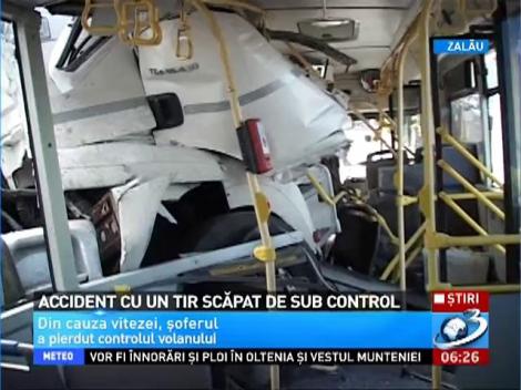 Un TIR a rămas fără fr&acirc;ne şi a făcut prăpăd pe o şosea din Zalău