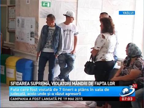 Cei şapte tineri care au violat o t&acirc;nără din Vaslui, SFIDĂTORI şi M&Acirc;NDRI &icirc;n sala de judecată