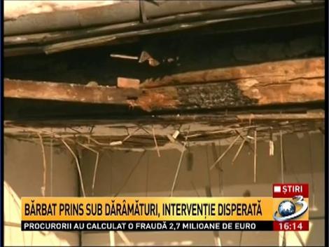 Bărbat prins sub dăr&acirc;mături, intervenţie disperată