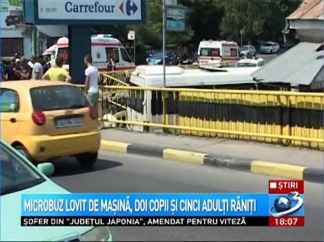 Microbuz lovit de o maşină, doi copii şi cinci adulţi răniţi