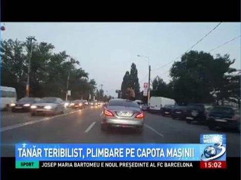 Tânăr teribilist, plimbare pe capota maşinii