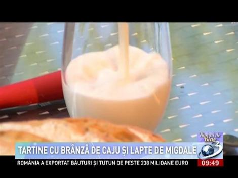 Tartine cu branză de caju şi lapte de migdale