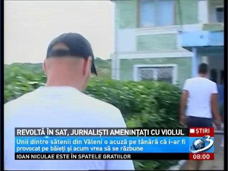 Revoltă &icirc;n sat, jurnalişti ameninţaţi cu violul
