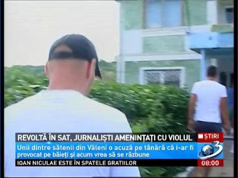 Revoltă în sat, jurnalişti ameninţaţi cu violul