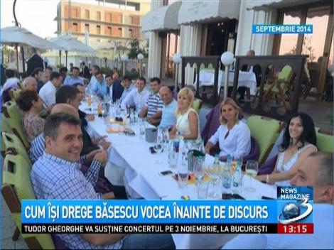 Cum îşi drege Băsescu vocea înainte de discurs