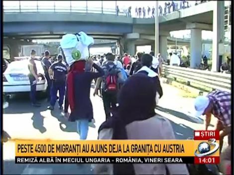 &Icirc;ncă 1.000 de migranţi au plecat pe jos spre Austria