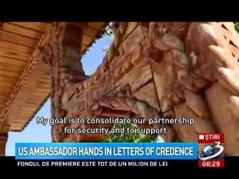 US ambassador hands in lettters of credence